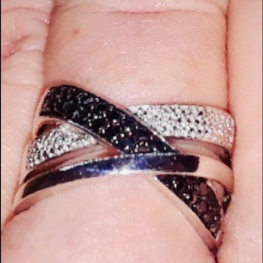 ❌❌❌SOLD❌❌❌BLACK AND WHITE DIAMOND CRISSCROSS BAND - Picture 1 of 7